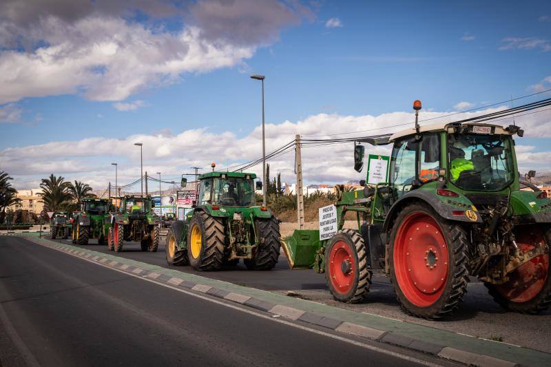 La marcha de tractores a Orihuela, en imágenes
