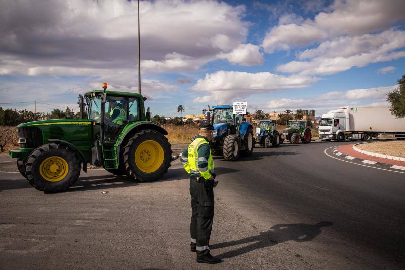 La marcha de tractores a Orihuela, en imágenes