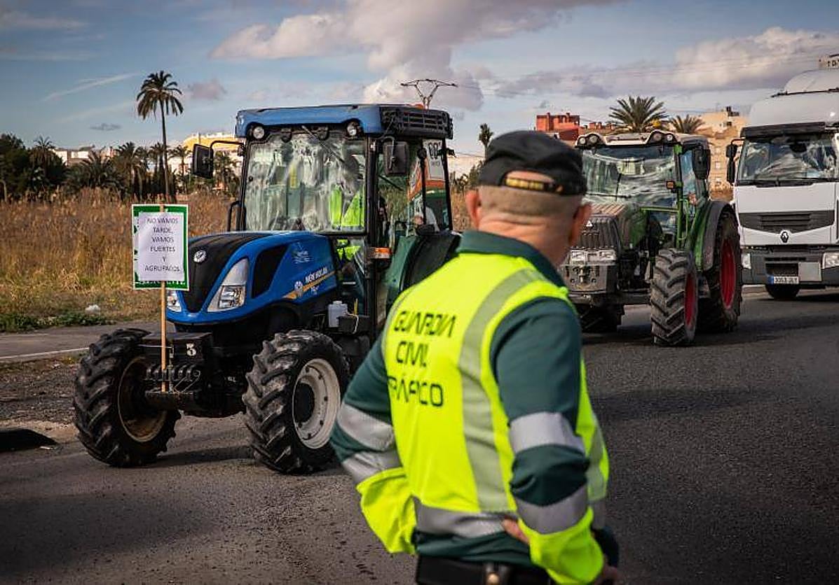 Un agente de la Guardia Civil presencia la tractorada de este viernes en la provincia de Alicante.