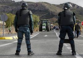 Agentes de la Guardia Civil vigilan que los tractores no lleguen a la A-31 en Villena.