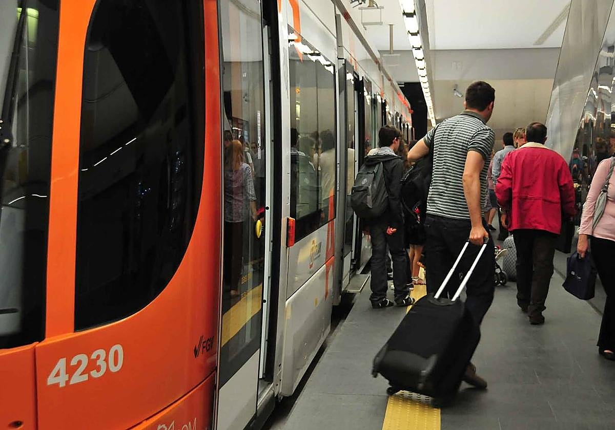 Pasajeros en el TRAM de Alicante.