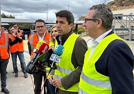Carlos Mazón junto a Toni Pérez, esta mañana, en la Edar de Benidorm