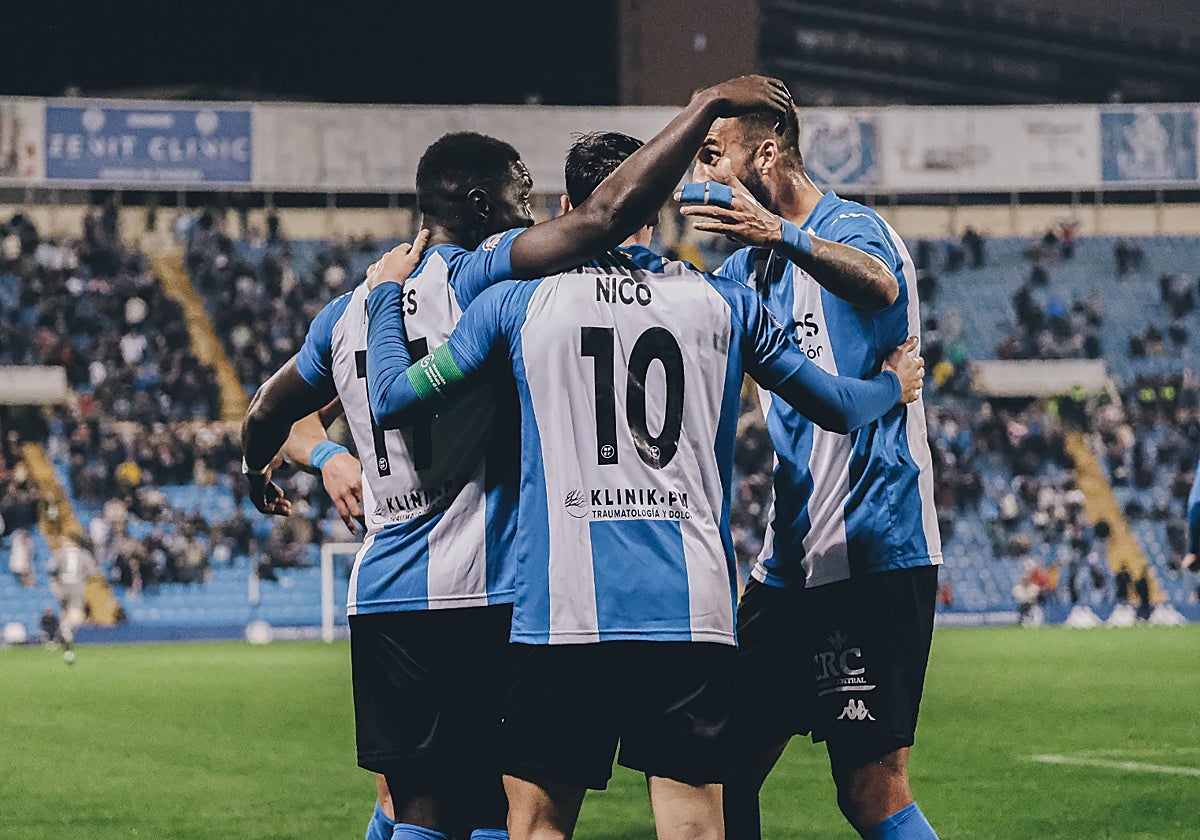 Josema y Nico Espinosa felicitan a Marcos Mendes por su gol ante el Sant Andreu.