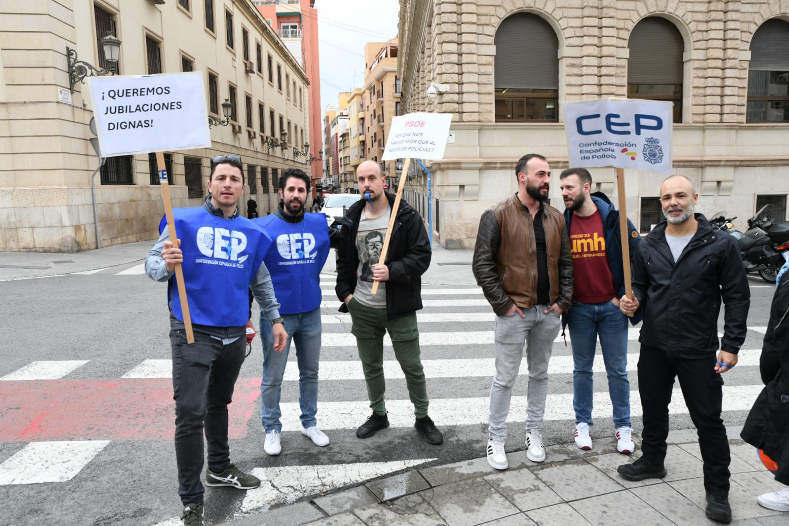 Policías y guardias civiles exigen en Alicante igualdad con el resto de cuerpos policiales
