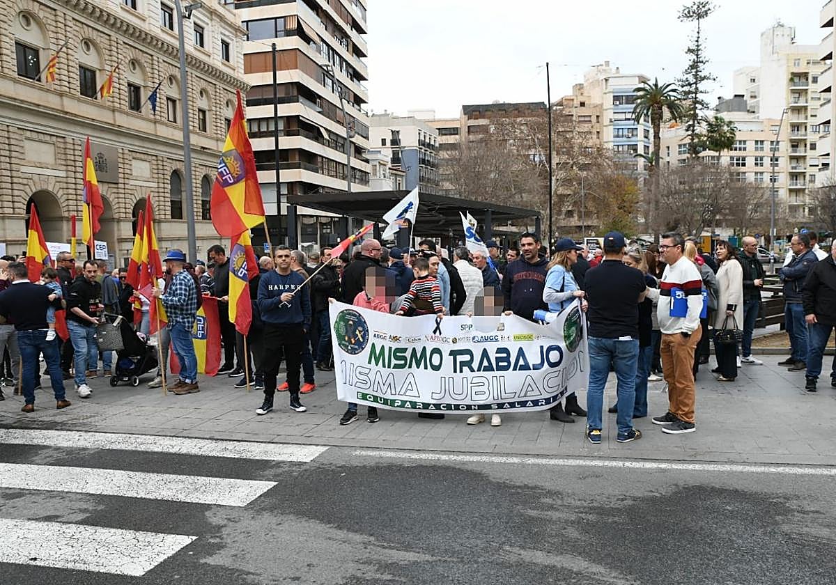 Policías y guardias civiles exigen en Alicante igualdad con el resto de cuerpos policiales