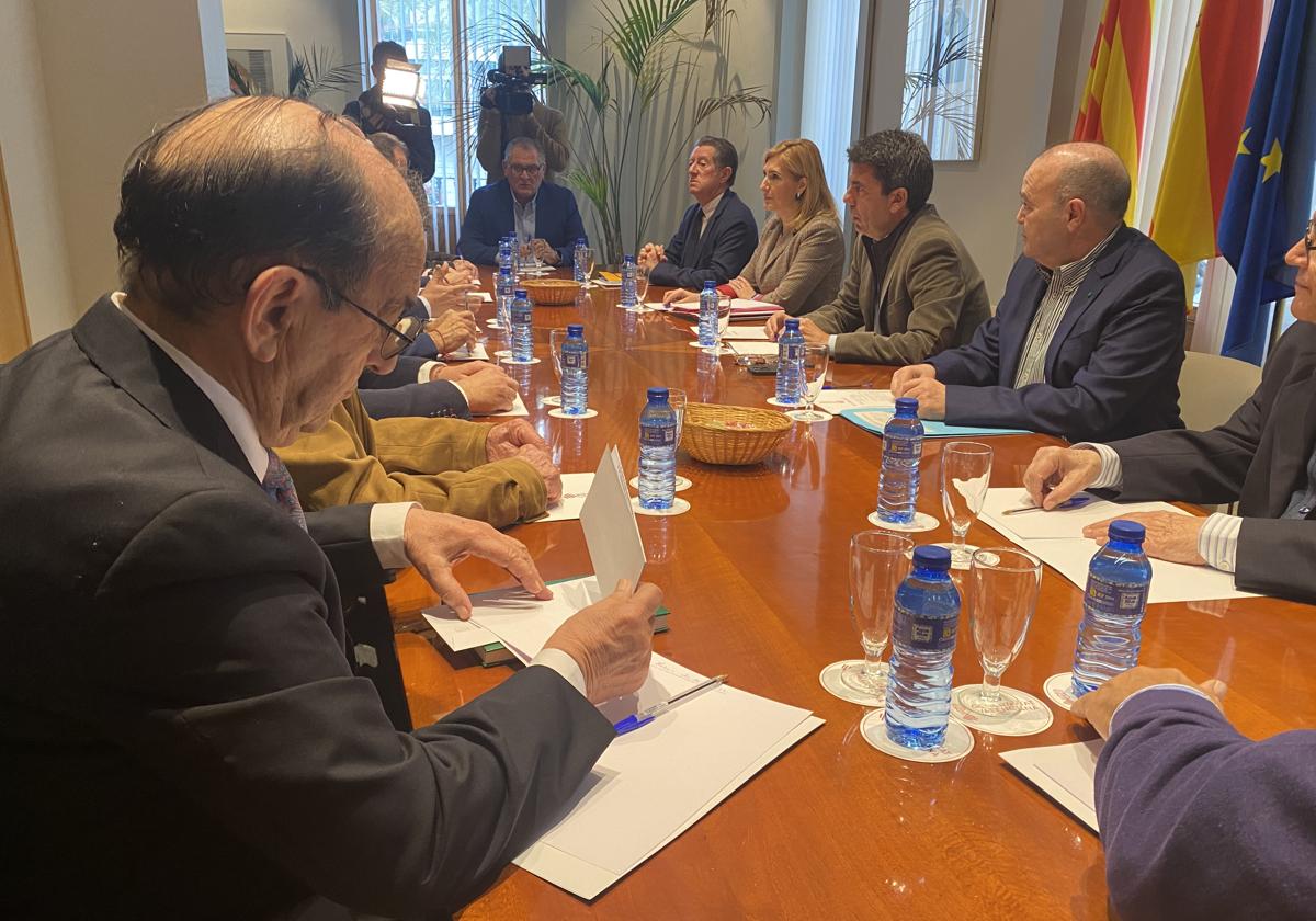 El presidente, Carlos Mazón, con la consellera de Medio Ambiente, Salomé Pradas, reunidos con los regantes.