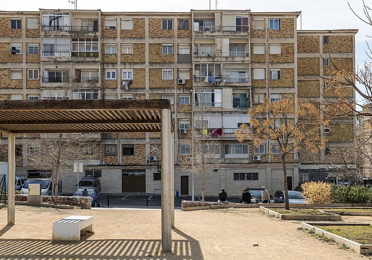 Bloque de viviendas en el barrio Colonia Requena de Alicante.