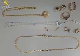 Joyas intervenidas tras el arresto.