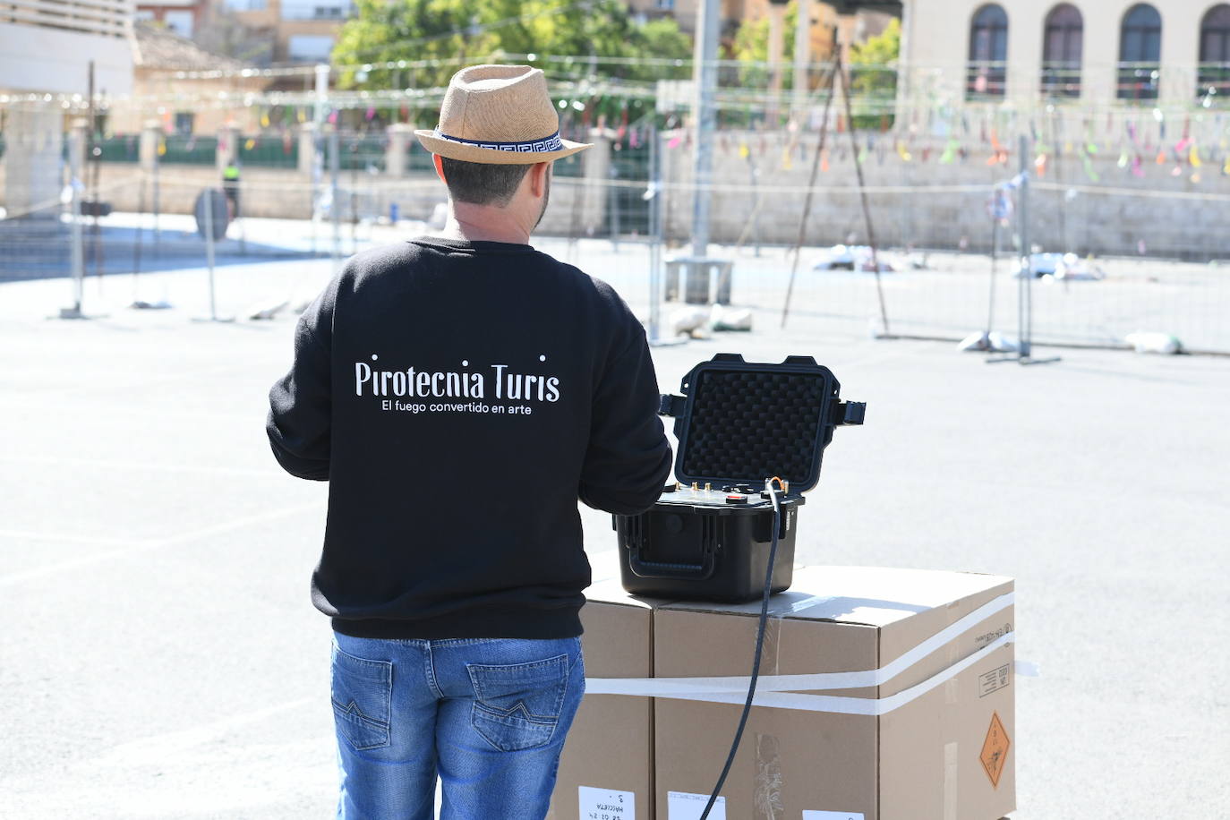 La mascletà de las Hogueras de Alicante en el ADDA, foto a foto