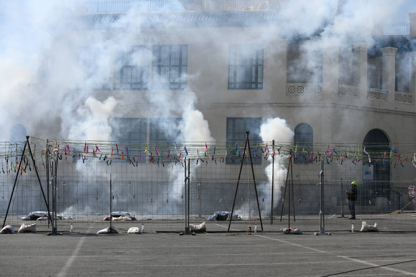 La mascletà de las Hogueras de Alicante en el ADDA, foto a foto