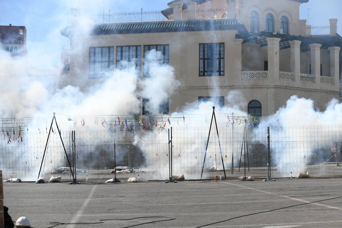 La mascletà de las Hogueras de Alicante en el ADDA, foto a foto