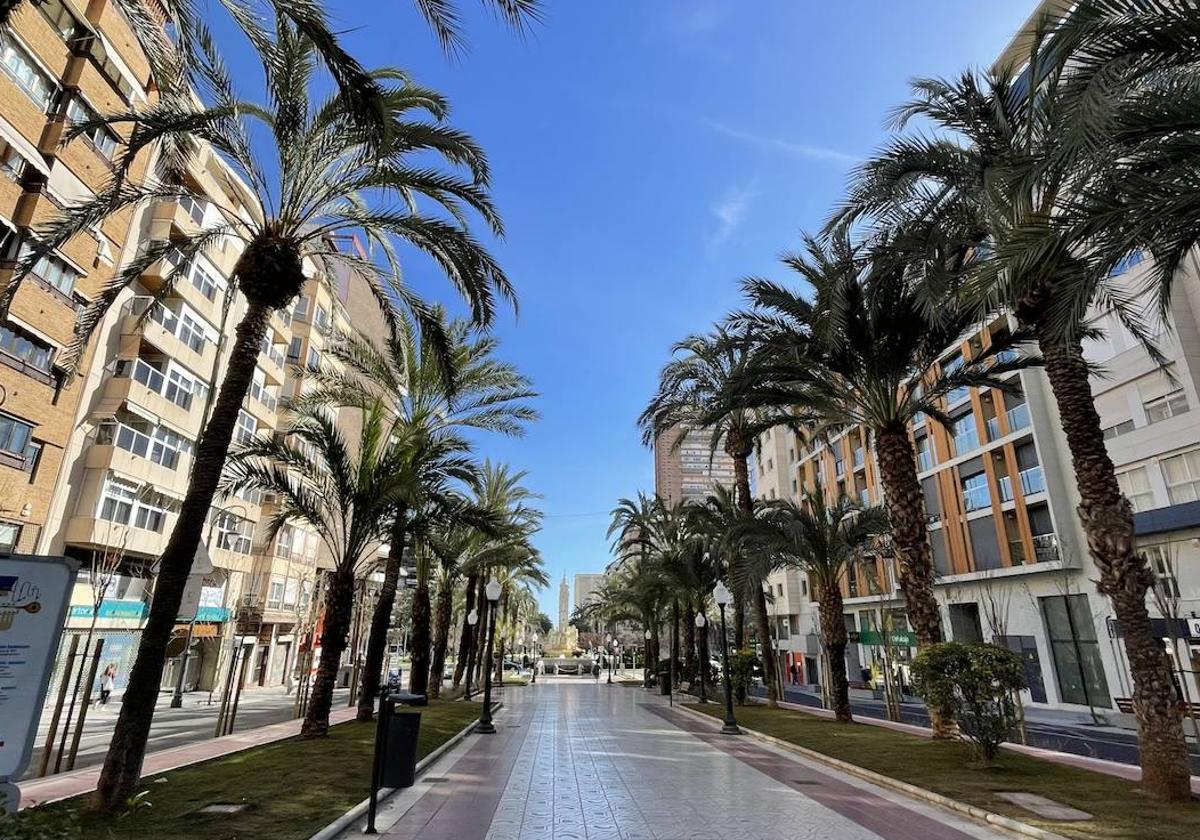 Paseo de la avenida de General Marvá con la plaza de Luceros al fondo.