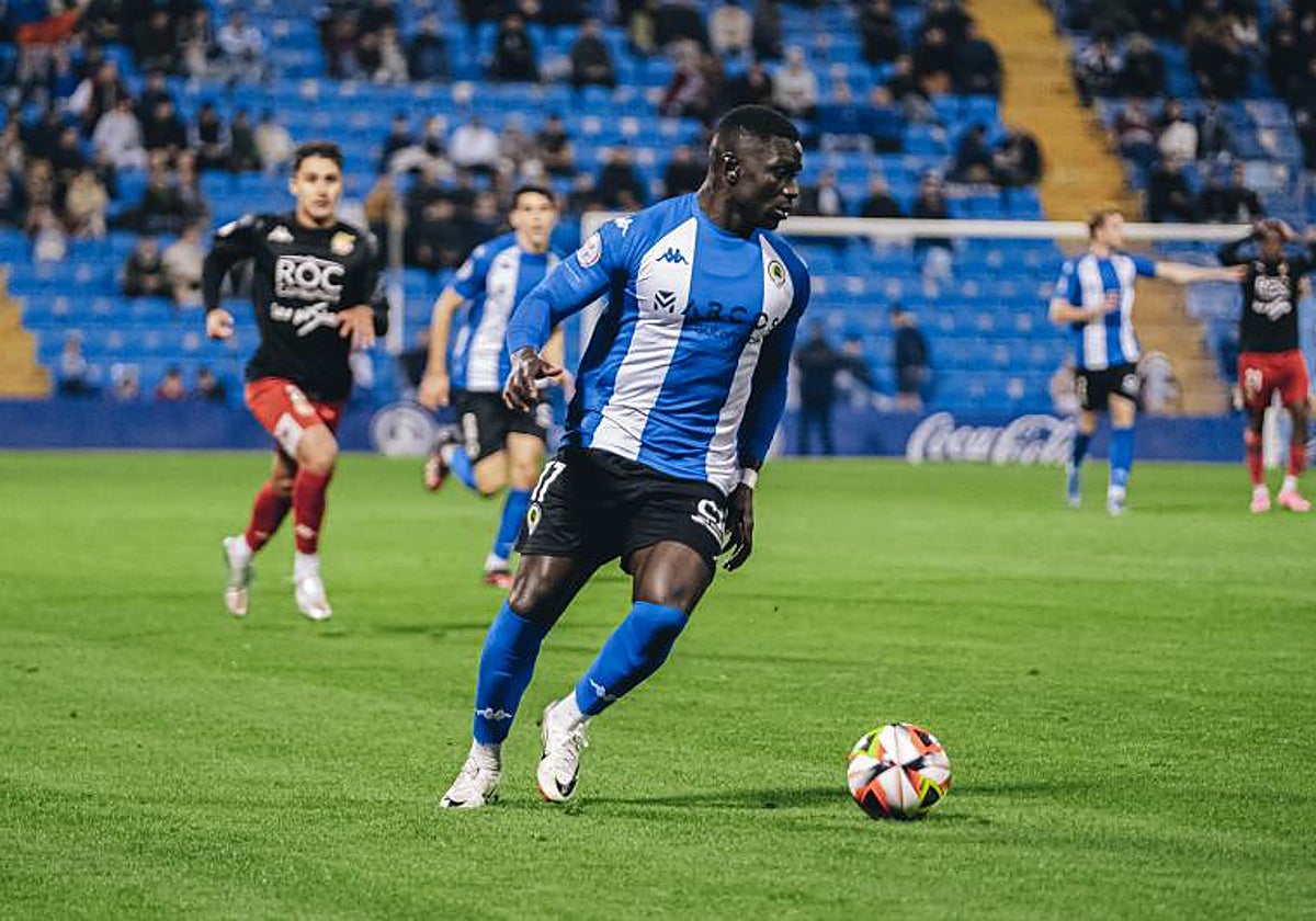 Marcos Mendes avanza con el balón controlado en el Rico Pérez.