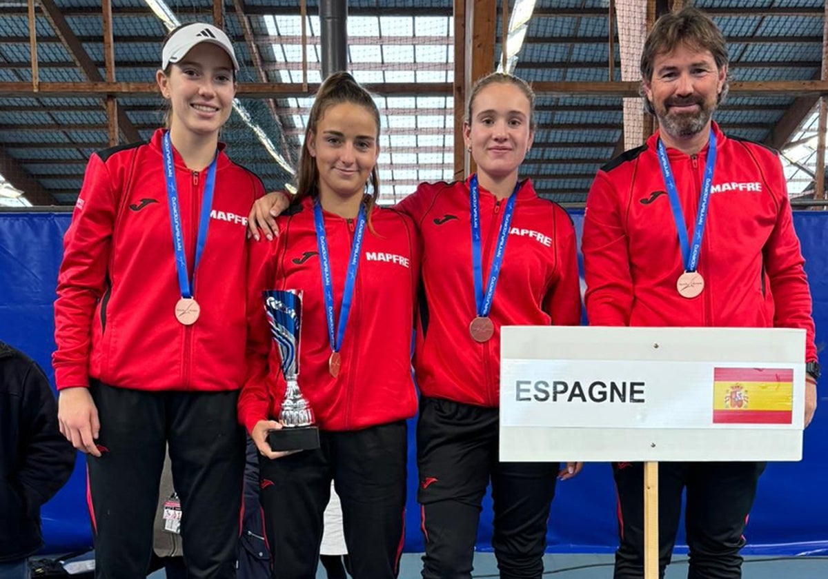 Charo Esquiva, con la copa en la mano, tras ganar el bronce en Brest.