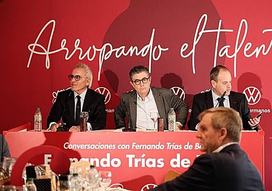El economista Fernando Trías de Bes, entre el vicepresidente de la Cámara, Jesús Navarro, y el presidente, Carlos Baño.