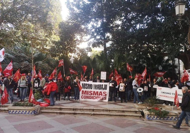 Los trabajadores, concentrados ante la Conselleria de Innovación.