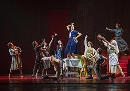 Escena de 'El tiempo entre costuras', que llega a Alicante.