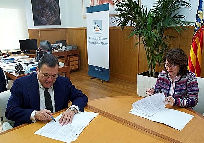 Antonio Arias y Amparo Navarro firman el convenio de los quintetos de la OFUA.