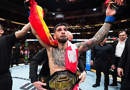 Ilia Topuria con el cinturón de campeón del peso pluma de la UFC tras destronar a Volkanovski.