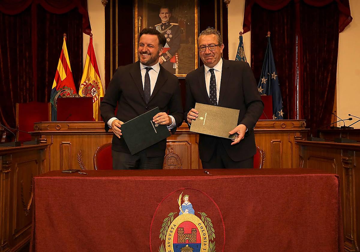 El alcalde de Elche, Pablo Ruz, y el presidente de la Diputación, Toni Pérez, tras la firma del protocolo de actuación del Palacio de Congresos.