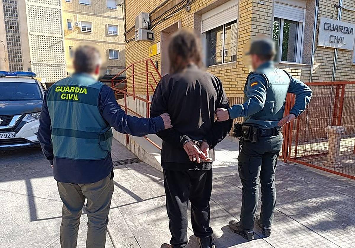 Los agentes custodian al detenido por disparar a un hombre en Sax.