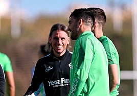Beccacece sonríe durante un entrenamiento del Elche.
