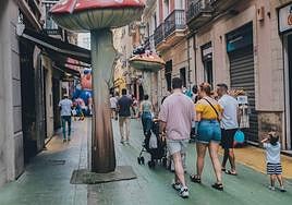 Familias paseando por la calle de las setas en Alicante.