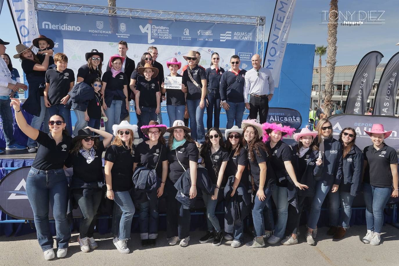 Foto de familia de las animaciones hechas por las hogueras en la maratón.