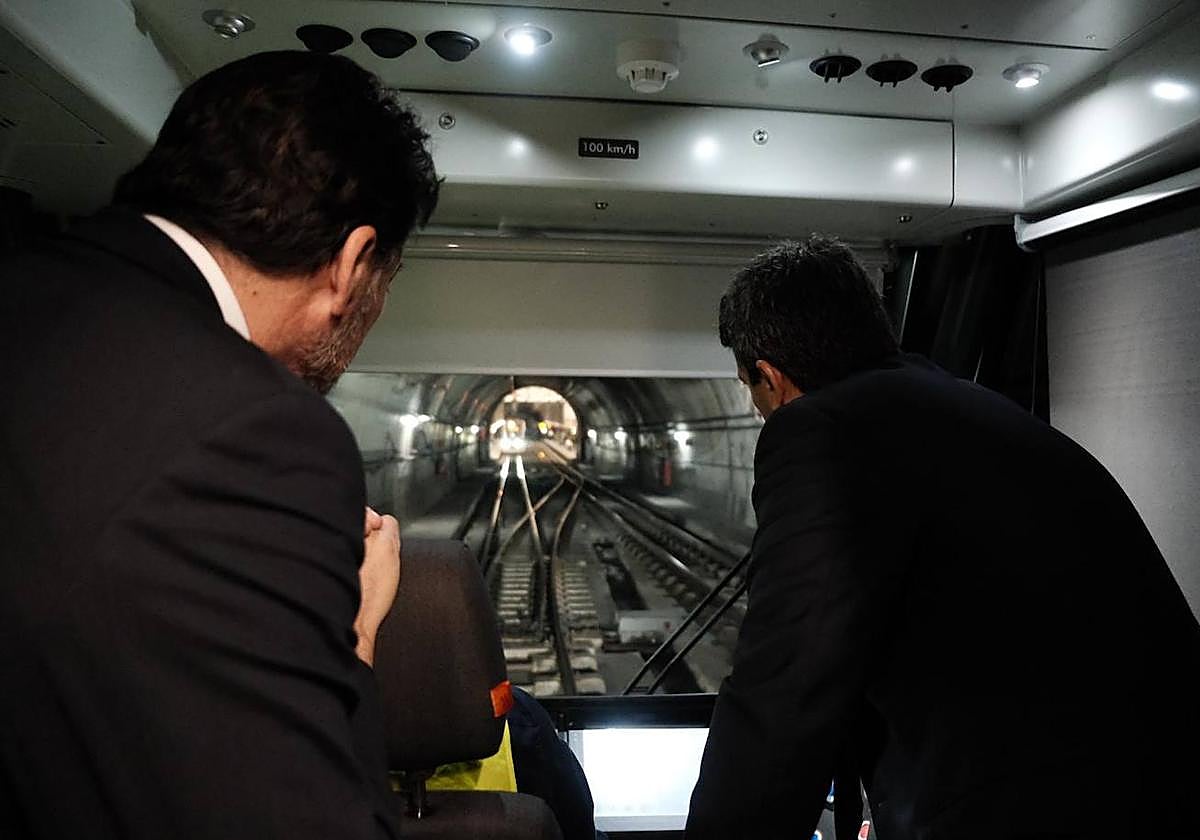 El alcalde de Alicante, Luis Barcala, y el presidente de la Generalitat, Carlos Mazón, en el tranvía desde Mercado hasta la estación de Luceros.