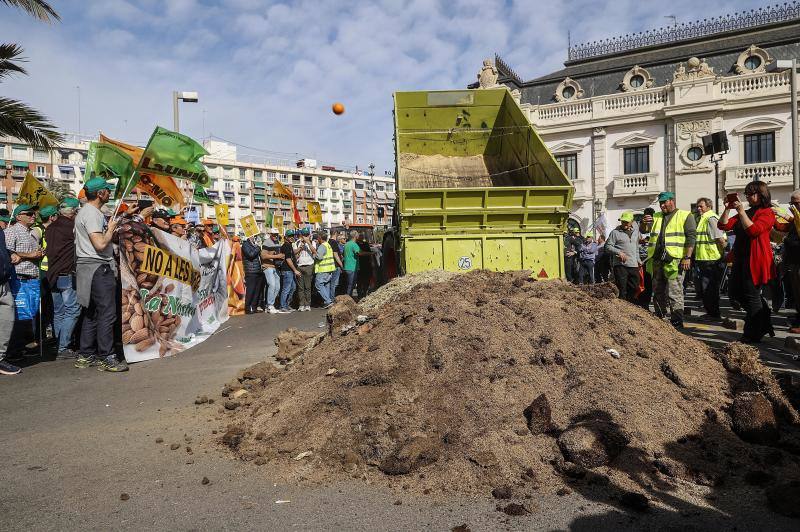 Imagen principal - Mazón promete ir hacia los «impuestos cero» al campo en una nueva jornada de protestas
