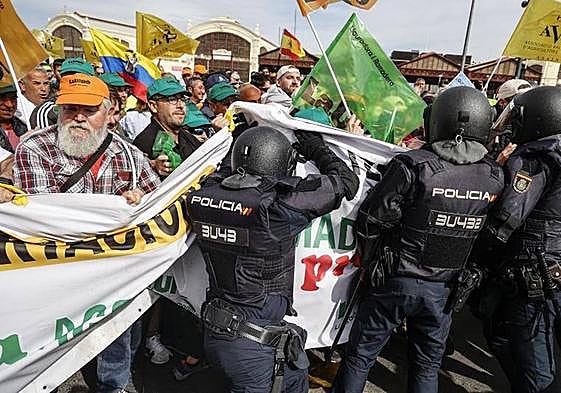Cargas policiales en la entrada al puerto de Valencia.