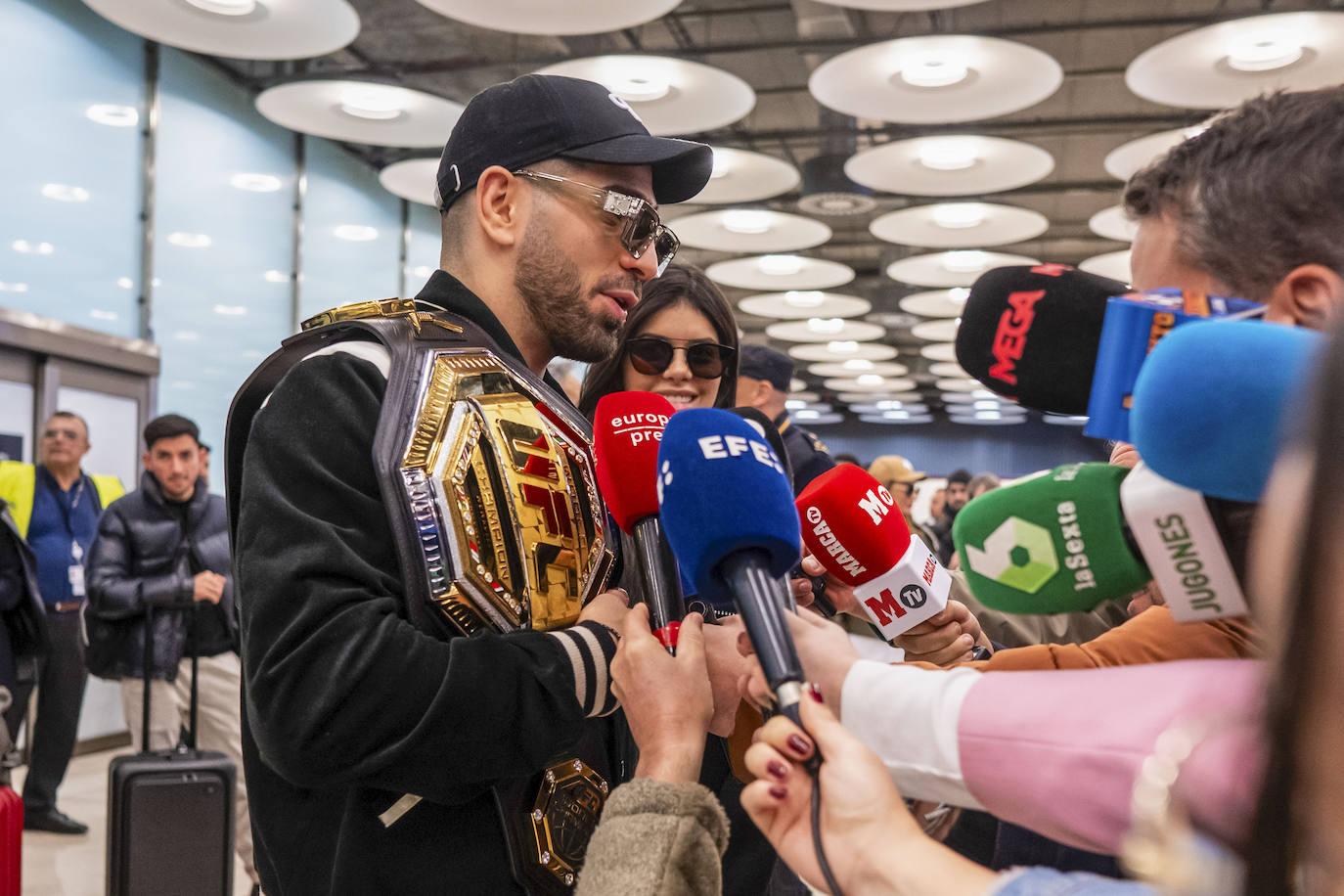 La llegada de Topuria a España, en imágenes