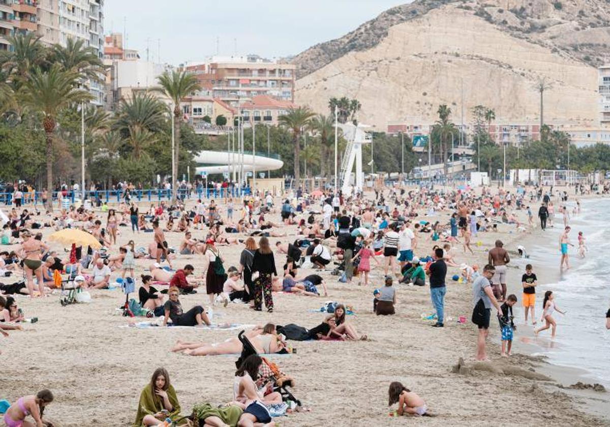 La playa del Postiguet, llena este jueves, 22 de febrero.