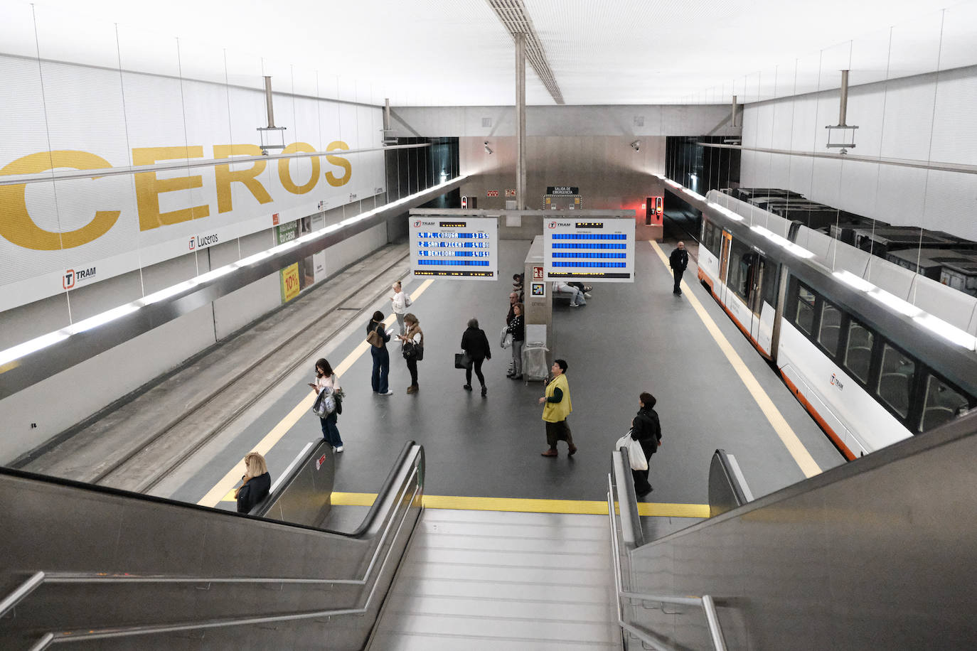 Primer día de reapertura de la estación del Tram en Luceros tras las obras