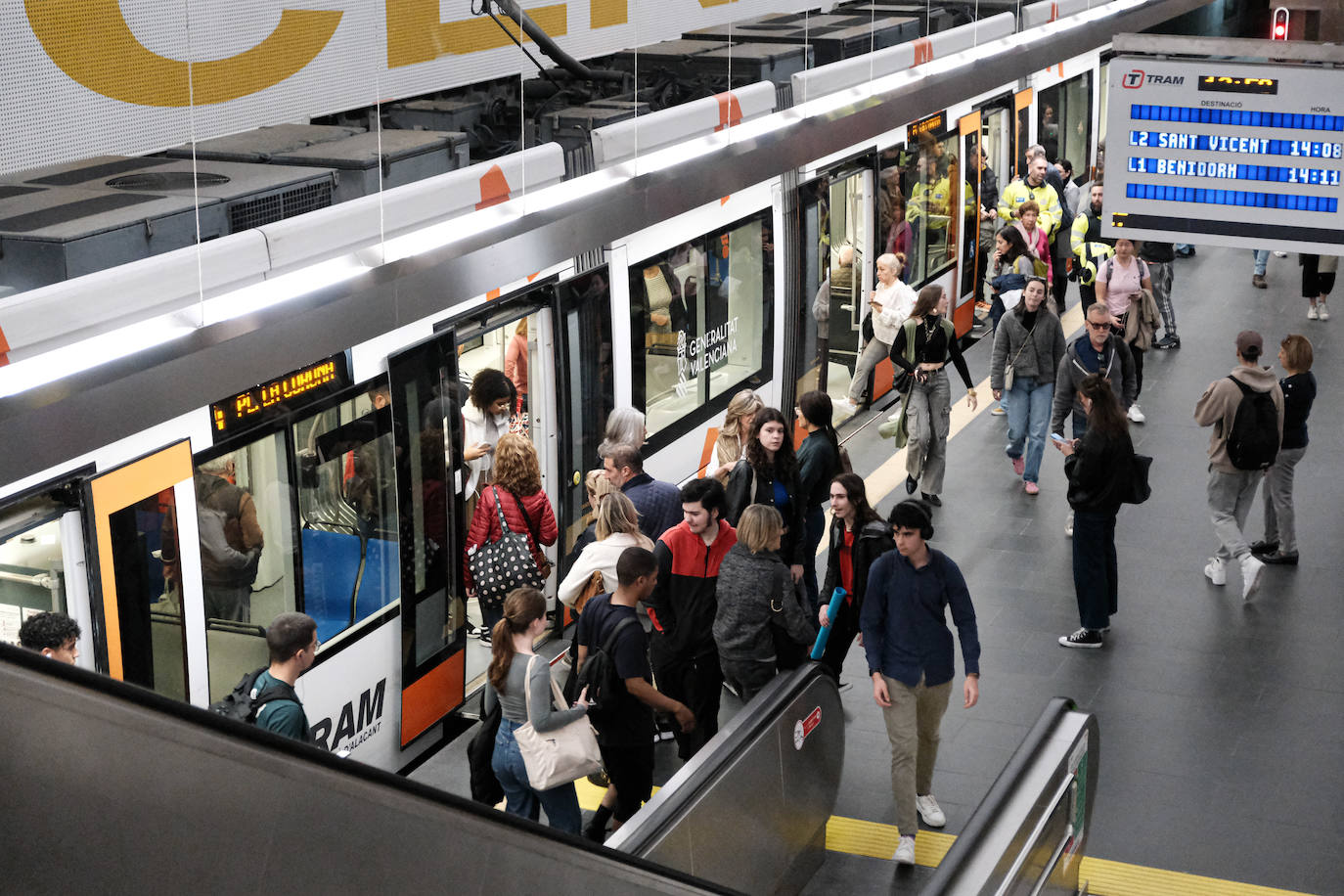 Primer día de reapertura de la estación del Tram en Luceros tras las obras