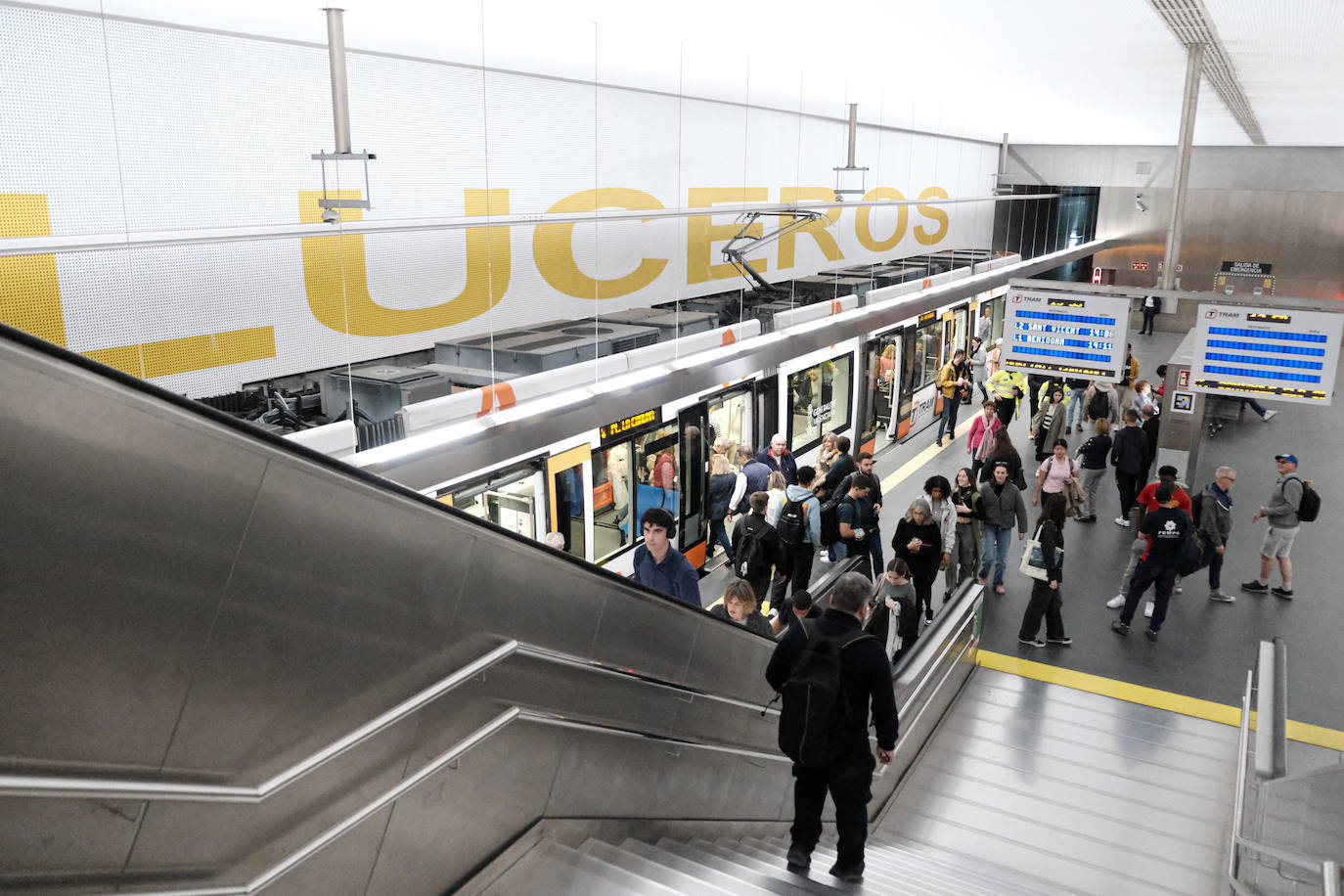 Primer día de reapertura de la estación del Tram en Luceros tras las obras