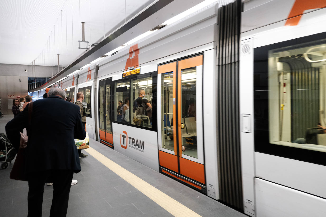 Primer día de reapertura de la estación del Tram en Luceros tras las obras