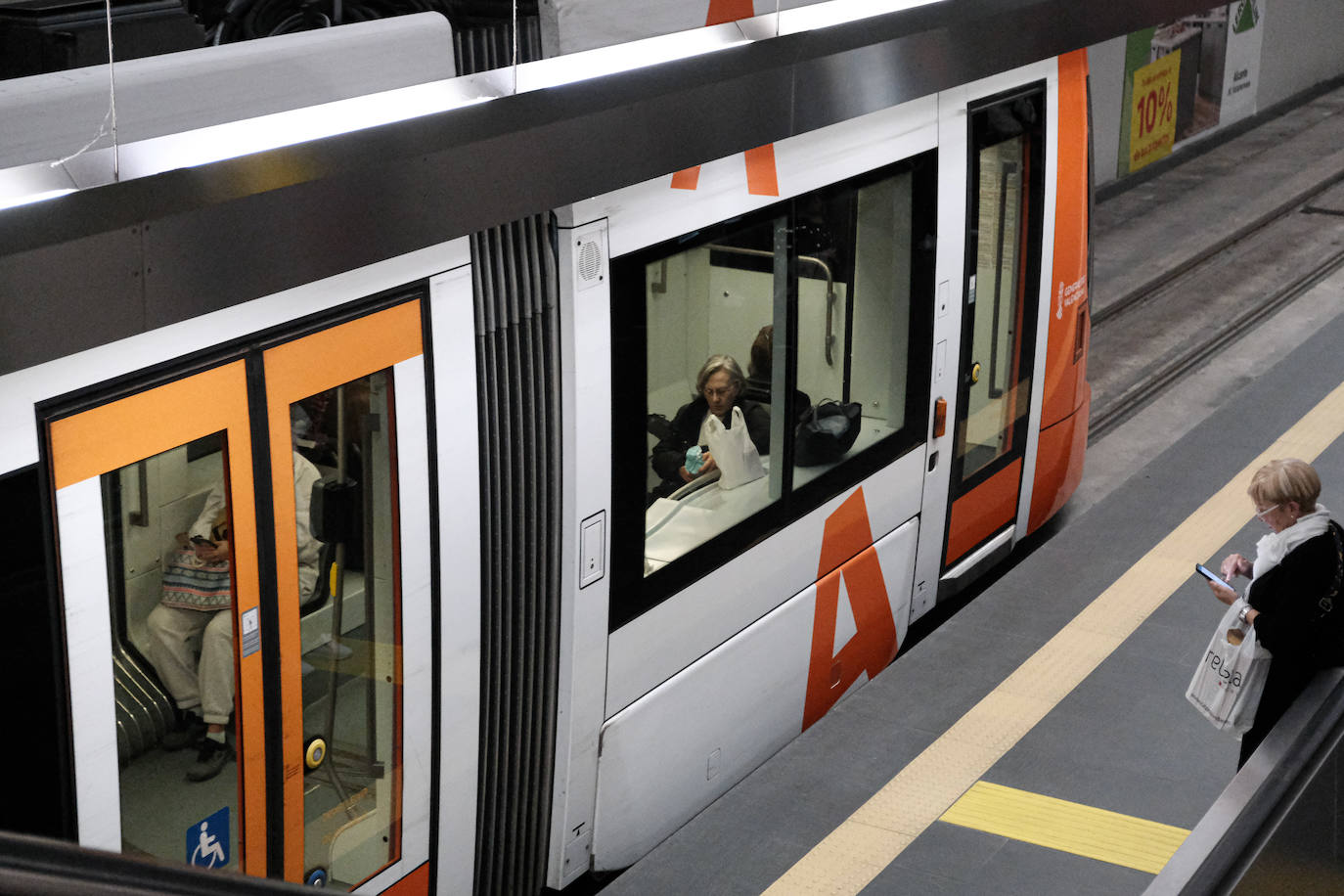 Primer día de reapertura de la estación del Tram en Luceros tras las obras