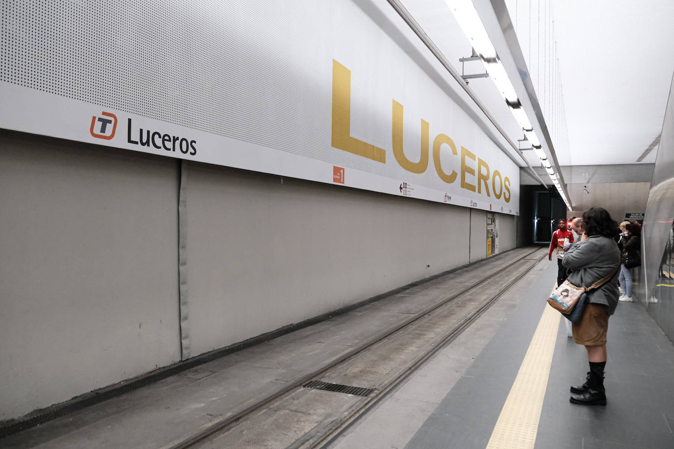 Primer día de reapertura de la estación del Tram en Luceros tras las obras