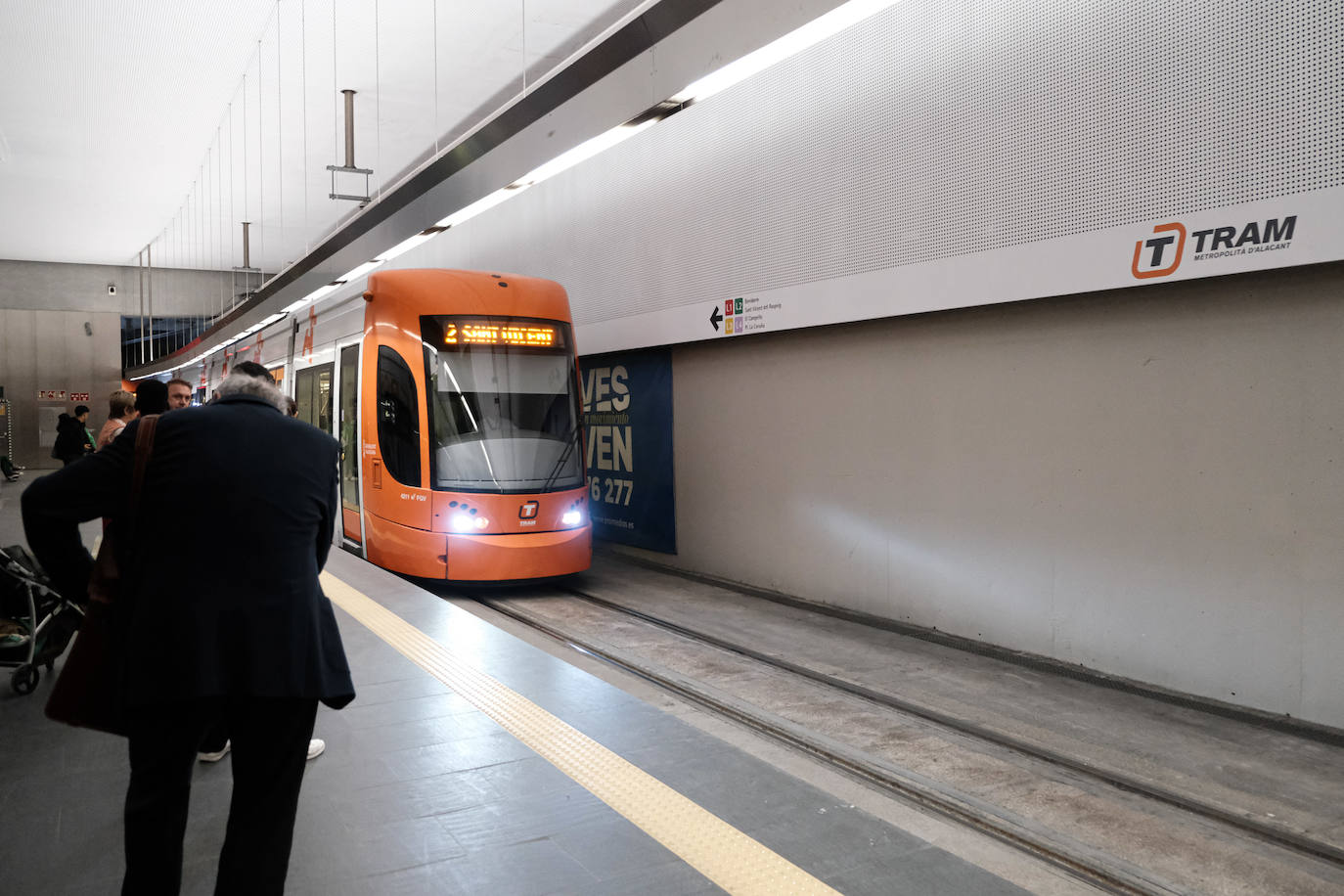 Primer día de reapertura de la estación del Tram en Luceros tras las obras