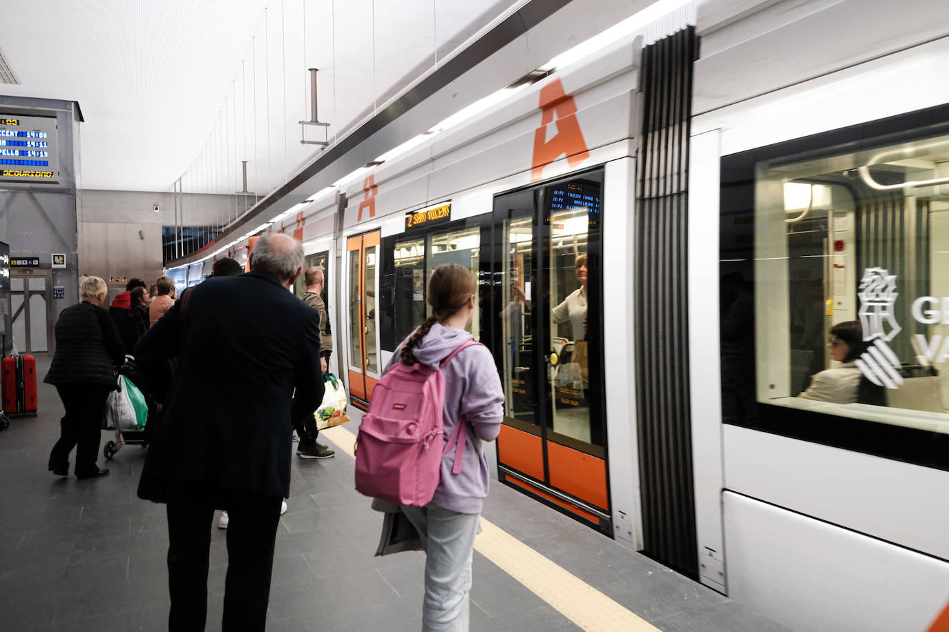 Primer día de reapertura de la estación del Tram en Luceros tras las obras