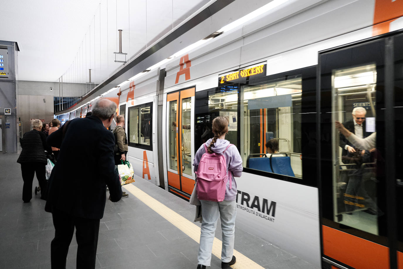 Primer día de reapertura de la estación del Tram en Luceros tras las obras