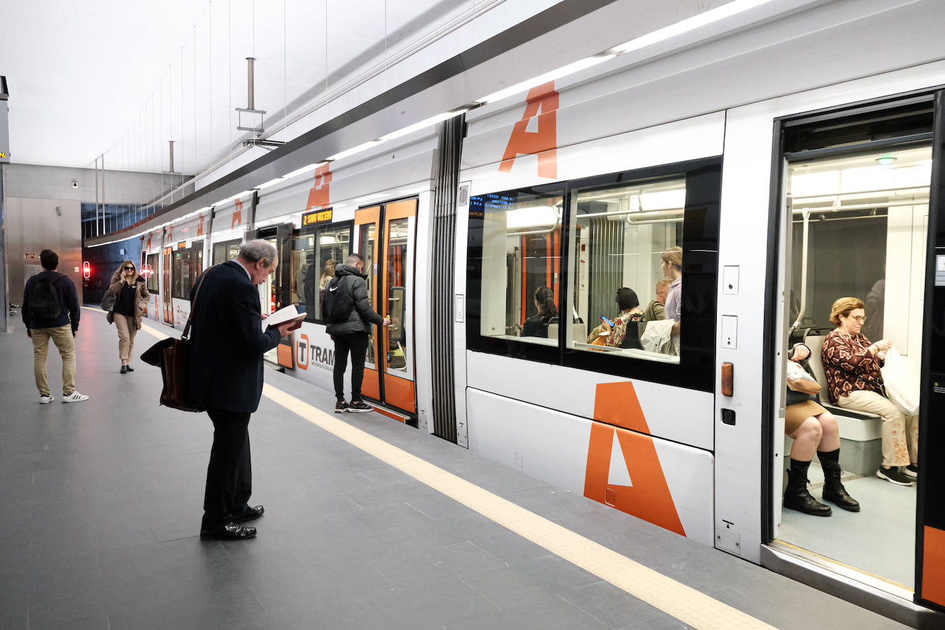 Primer día de reapertura de la estación del Tram en Luceros tras las obras