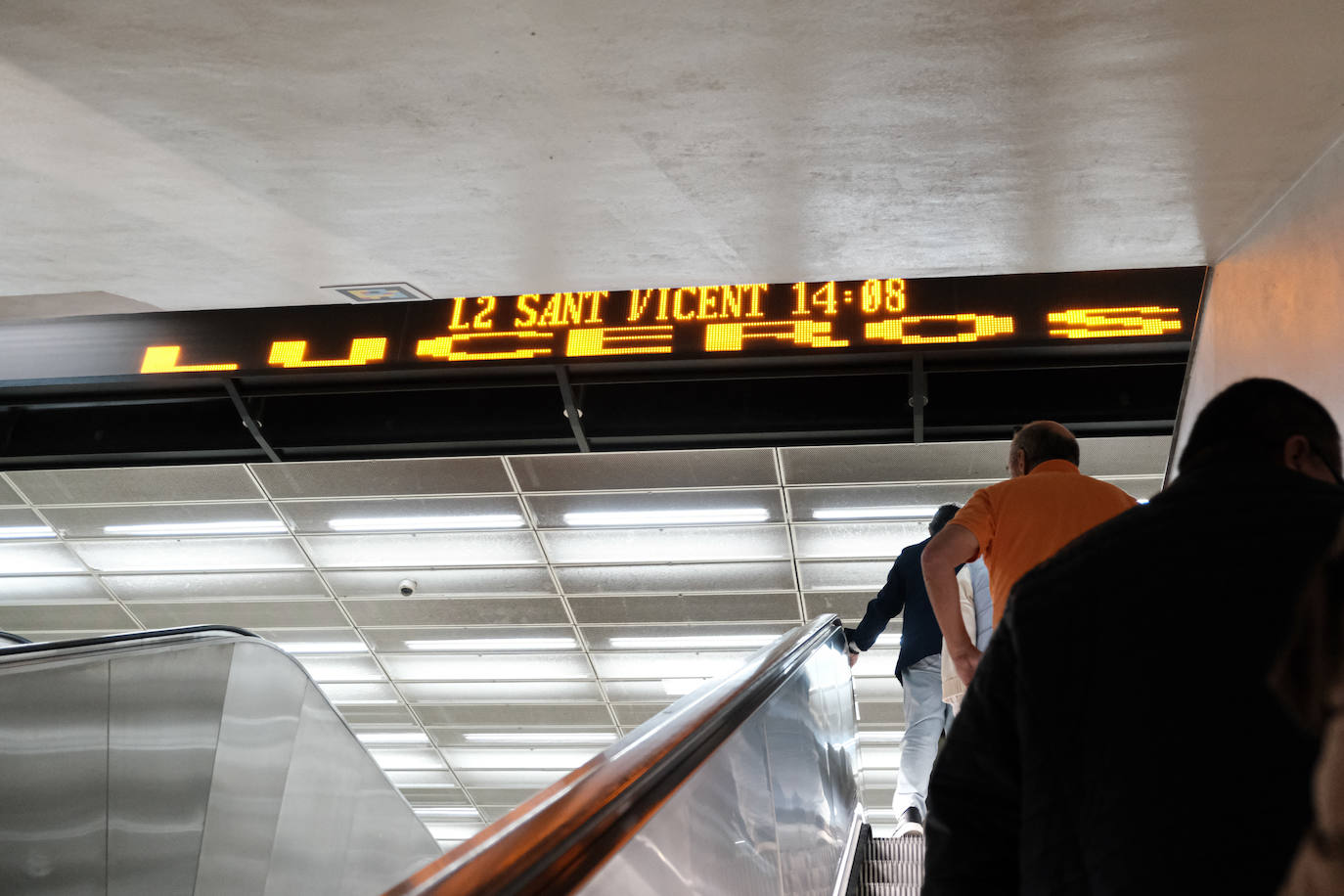 Primer día de reapertura de la estación del Tram en Luceros tras las obras