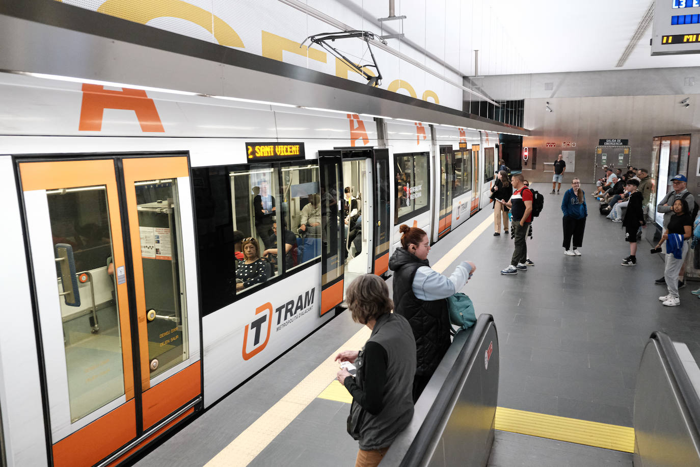 Primer día de reapertura de la estación del Tram en Luceros tras las obras