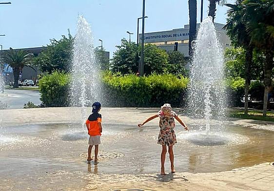 Dos niños se refrescan en una fuente de Alicante el pasado verano