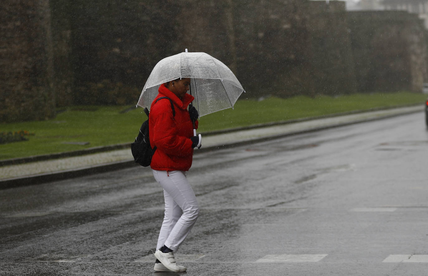 Una persona camina bajo la lluvia.