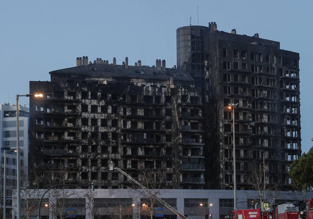 El edificio incendiado.