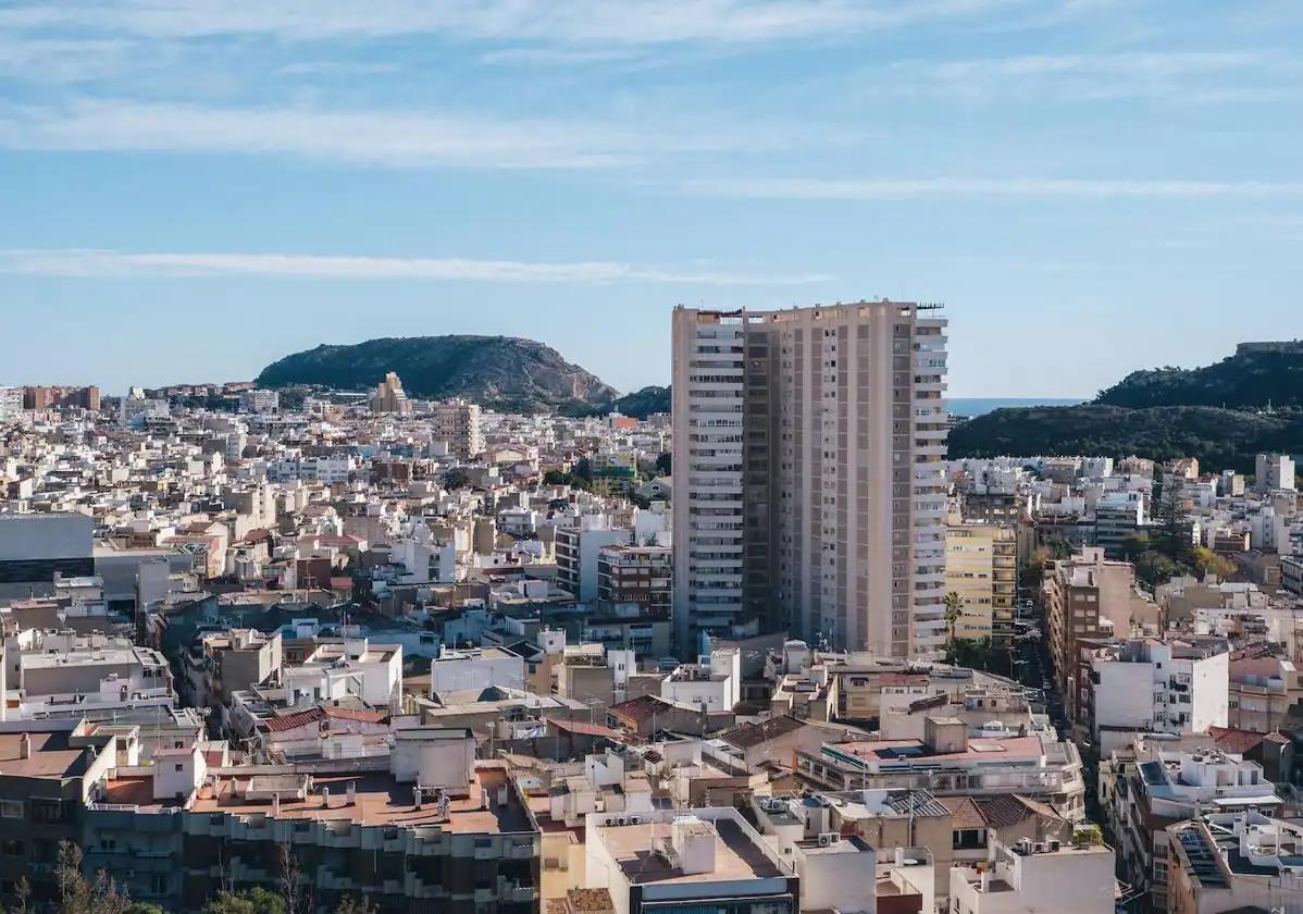Imagen principal - Alicante revisará los edificios que tengan el mismo revestimiento que el incendiado en Valencia