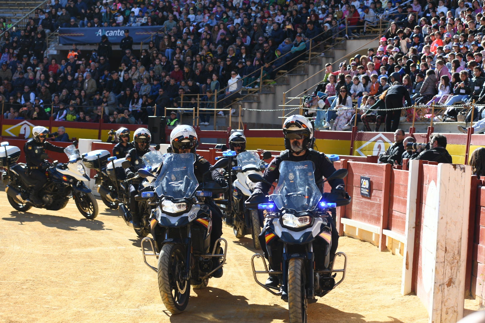 Imágenes de la espectacular exhibición de la Policía Nacional en Alicante